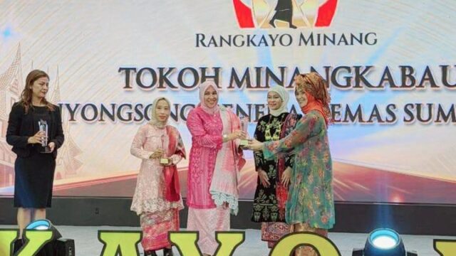 Desi ‎Raih Penghargaan Rangkayo Minang Awards 2025, sebagai, Tokoh Perempuan Minang Tangguh yang Inspiratif