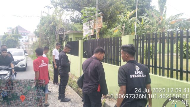 Peduli Kebersihan Lingkungan, Petugas Lapas Pekanbaru Lakukan Pembersihan Saluran Pembuangan Air