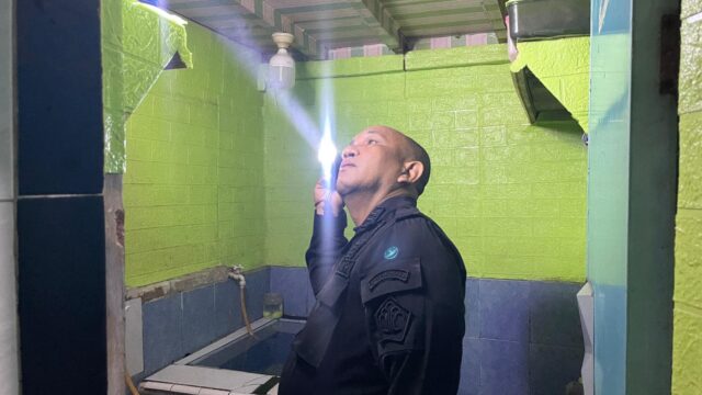 Cegah Gangguan Kamtib, Lapas Pekanbaru Konsisten Gelar Razia Kamar Hunian Warga Binaan