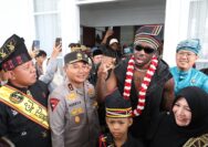 Momen Rapper Melly Mike Bertemu Dikha Bocah Pacu Jalur dan Beri Kado