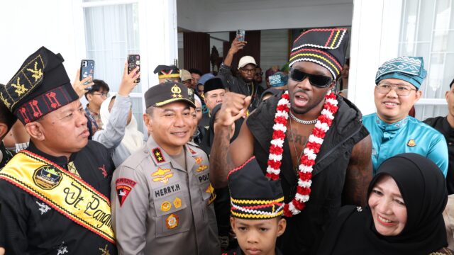 Momen Rapper Melly Mike Bertemu Dikha Bocah Pacu Jalur dan Beri Kado