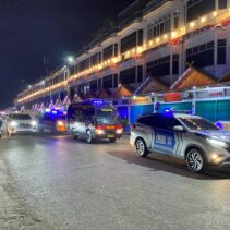 Sat Binmas Polres Kuansing, himbau Warga Teluk Kuantan Gotong Royong paska Paju jalur di tepian Narosa.