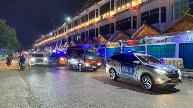 Sat Binmas Polres Kuansing, himbau Warga Teluk Kuantan Gotong Royong paska Paju jalur di tepian Narosa.