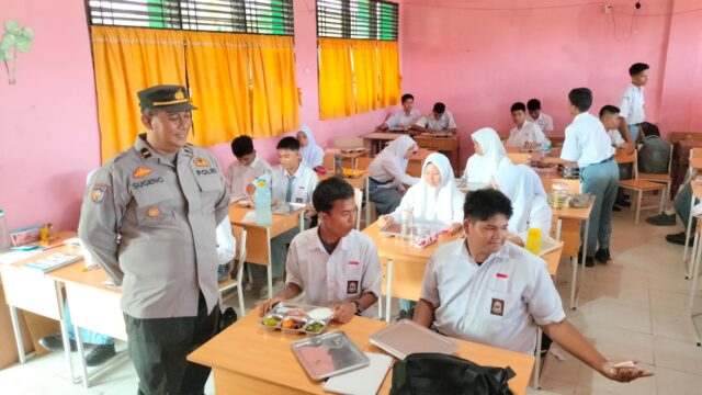 Polsek Tualang Lakukan Pengecekan dan Pendistribusian Makan Bergizi Gratis di SMA Negeri 5 Tualang
