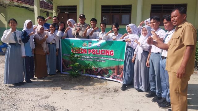 Bhabinkamtibmas Tanam Pohon Bersama Siswa SMA Negeri 3, Wujudkan Sekolah Hijau