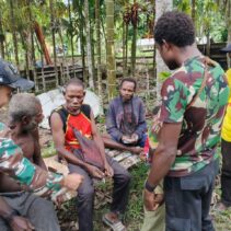 Peduli Warga Perbatasan Papua, Satgas Yonif 131/Brajasakti Gelar Pelayanan Kesehatan Gratis di Kampung Sawiyatami