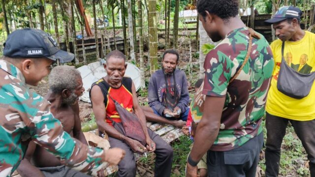Peduli Warga Perbatasan Papua, Satgas Yonif 131/Brajasakti Gelar Pelayanan Kesehatan Gratis di Kampung Sawiyatami