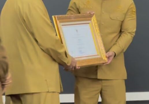 Diserahkan Gubernur Sumbar, Bupati Sijunjung Terima Penghargaan WBTb Kementerian Kebudayaan