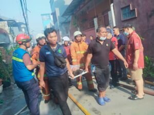 Aksi Cepat Sidokkes Polres Metro Jakarta Barat Evakuasi Relawan Muda Yang Pingsan Saat Bantu Padamkan Kebakaran Di Mangga Besar
