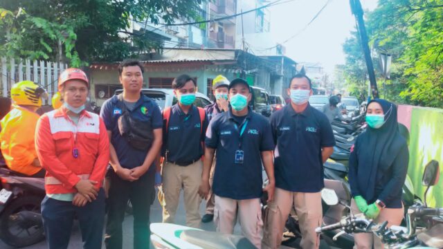 Aksi Cepat Sidokkes Polres Metro Jakarta Barat Evakuasi Relawan Muda Yang Pingsan Saat Bantu Padamkan Kebakaran Di Mangga Besar Aksi Cepat Sidokkes Polres Metro Jakarta Barat Evakuasi Relawan Muda Yang Pingsan Saat Bantu Padamkan Kebakaran Di Mangga Besar