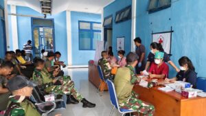 Donor Darah Satgas Yonif 521/DY Ikut Serta Dalam Rangka Kegiatan HUT Ke-80 PMI