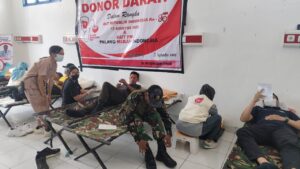 Donor Darah Satgas Yonif 521/DY Ikut Serta Dalam Rangka Kegiatan HUT Ke-80 PMI