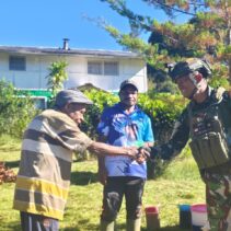Bakti Sahabat di Bumi Cendrawasih: Satgas Yonif 700/Wyc Beri Senyum lehat untuk Sang Bapa Gereja Eromaga
