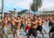 Senam Jadi Salah Satu Ruang Bahagia Bagi Warga Binaan Lapas Pekanbaru Senam Jadi Salah Satu Ruang Bahagia Bagi Warga Binaan Lapas Pekanbaru