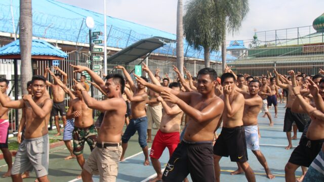 Senam Jadi Salah Satu Ruang Bahagia Bagi Warga Binaan Lapas Pekanbaru Senam Jadi Salah Satu Ruang Bahagia Bagi Warga Binaan Lapas Pekanbaru