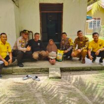 Kapolsek Kuantan Tengah Polres kuansing dan Direktur Patrolikriminal86 Gelar Jum'at Barokah, Wujud Kedekatan dengan Masyarakat