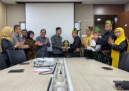 Berbagai Komponen masyarakat Riau menyerahkan usulan perwujudan Daerah Istimewa Riau ( DIR ) Ke Dewan Perwakilan Rakyat ( DPR ) dan Dewan Perwakilan Daerah ( DPD )