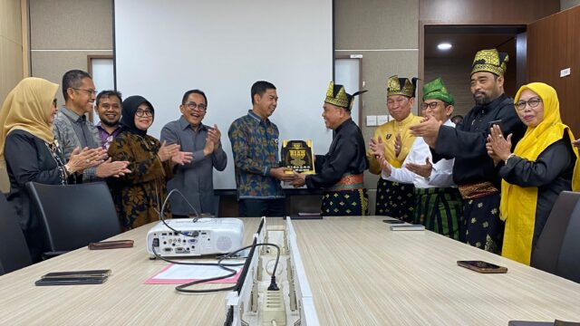 Berbagai Komponen masyarakat Riau menyerahkan usulan perwujudan Daerah Istimewa Riau ( DIR ) Ke Dewan Perwakilan Rakyat ( DPR ) dan Dewan Perwakilan Daerah ( DPD )