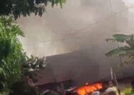 Sijago merah telah menghanguskan satu rumah bulantan dan tiga rumah petak couple.