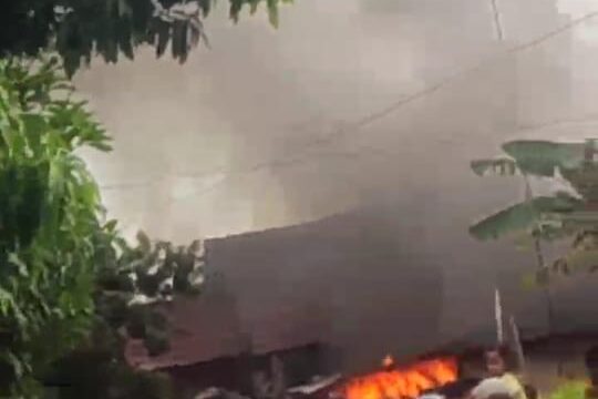 Sijago merah telah menghanguskan satu rumah bulantan dan tiga rumah petak couple.