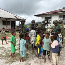 Extra fooding Satgas Yonif 521/DY Bagikan makanan Tambahan Bergizi Kepada Masyarakat di Distrik Apalapsili
