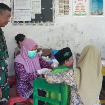 TNI Dukung Kesehatan Anak, Babinsa Klego Dampingi Imunisasi di Sekolah Dasar