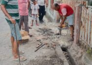 Warga Kampung Tengah Sukajadi RT 04 RW 02, Laksanakan Kegiatan Bakti Gotong Royong Seadanya