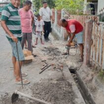 Warga Kampung Tengah Sukajadi RT 04 RW 02, Laksanakan Kegiatan Bakti Gotong Royong Seadanya