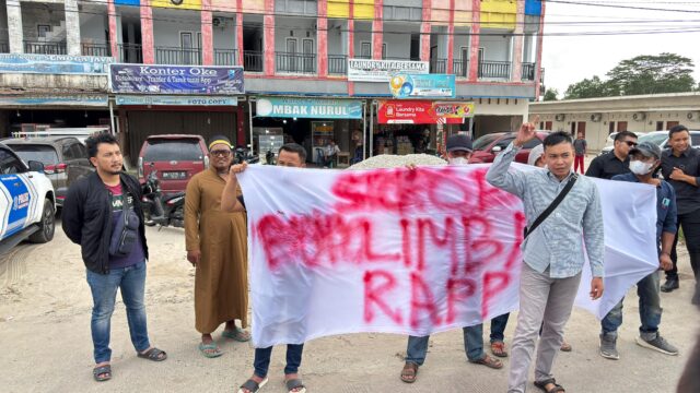 Agung Maulana Ketua umum KMPKS mendesak mulia nauli Dirut PT RAPP bertanggung jawab permasalahan limbah di sungai Kampar ratusan ikan mati.