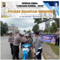 Satlantas Polres Kuantan Singingi Bersama Forum LLAJ Bagikan Helm Gratis dan Gencarkan Sosialisasi Keselamatan Berkendara pada Ops Zebra LK 2025