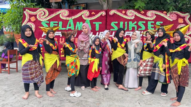 Peringati hari guru. SDN 143 Pekanbaru Adakan Kolaborasi Seni Antara Siswa.