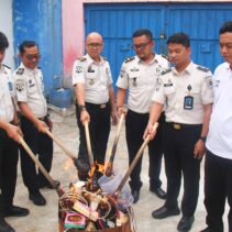 Tak Ada Ruang Bagi Barang Terlarang, Lapas Pekanbaru Musnahkan Barang Bukti Hasil Razia