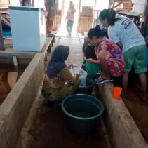 Direktur CV. Nava Bange Dr. Toga Mahaji Ritonga, APi, MM Serahkan Sertifikat Usai Pendidikan dan Pelatihan Perikanan