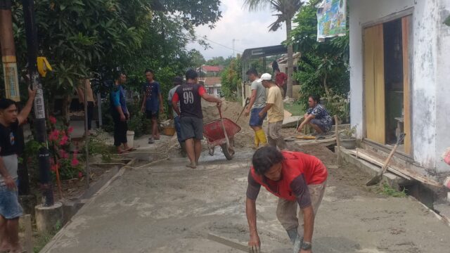 Bentuk Peduli Warga Perum Gpk 4 Dengan Jalan Yang Rusak !!!