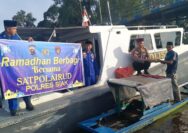 Satpolairud Polres Siak Berbagi 75 Takjil untuk Nelayan di Sungai Limau, Wujud Kepedulian di Bulan Suci