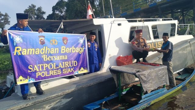 Satpolairud Polres Siak Berbagi 75 Takjil untuk Nelayan di Sungai Limau, Wujud Kepedulian di Bulan Suci