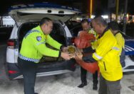 Polantas Menyapa, Satlantas Polres Pelalawan Sahur Bersama dan Bagikan Sembako untuk Ojol