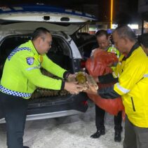 Polantas Menyapa, Satlantas Polres Pelalawan Sahur Bersama dan Bagikan Sembako untuk Ojol