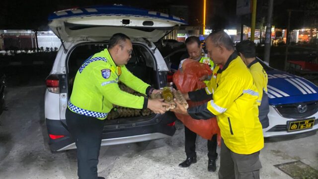Polantas Menyapa, Satlantas Polres Pelalawan Sahur Bersama dan Bagikan Sembako untuk Ojol