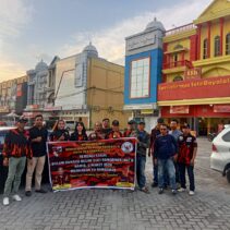 Unit I Koti Pemuda Pancasila Bagikan Takjil di Simpang Tabek Gadang Panam