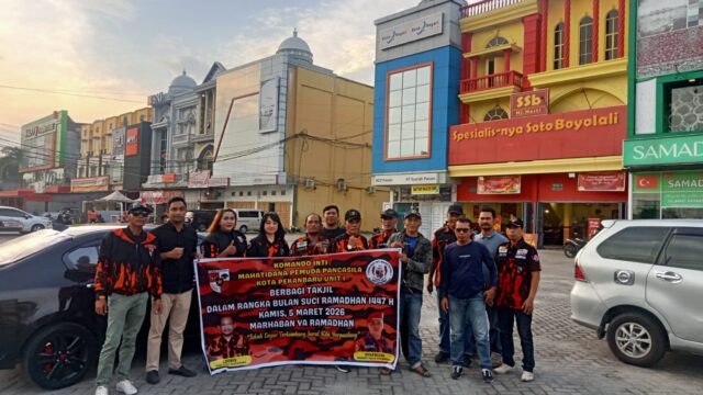 Unit I Koti Pemuda Pancasila Bagikan Takjil di Simpang Tabek Gadang Panam