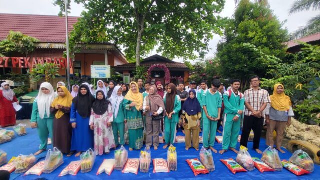 Wujud Kepedulian Sesama, SMPN 27 Pekanbaru Salurkan Santunan dan Sembako