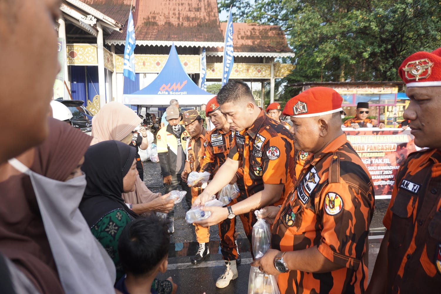 KOTI MPC PEMUDA PANCASILA KOTA PEKANBARU BERBAGI TAKJIL GRATIS di PENUTUP BULAN RAMADHAN