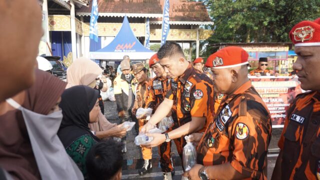 KOTI MPC PEMUDA PANCASILA KOTA PEKANBARU BERBAGI TAKJIL GRATIS di PENUTUP BULAN RAMADHAN
