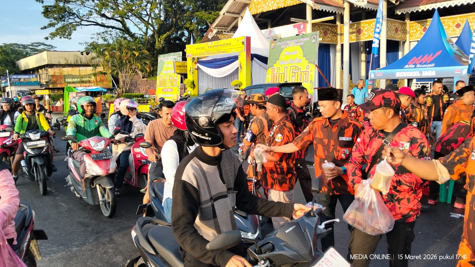 KOTI MPC PEMUDA PANCASILA KOTA PEKANBARU BERBAGI TAKJIL GRATIS di PENUTUP BULAN RAMADHAN