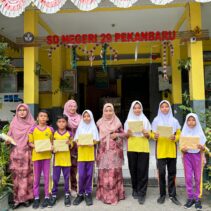 Tebar Kebaikan di Bulan Suci, SDN 29 Kota Pekanbaru Salurkan Santunan dan Paket Sembako