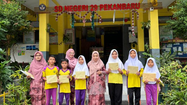 Tebar Kebaikan di Bulan Suci, SDN 29 Kota Pekanbaru Salurkan Santunan dan Paket Sembako