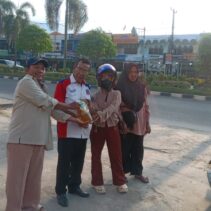 PWMOI Pelalawan Kolaborasi dengan Polsek Pangkalan Kerinci Berbagi Takjil