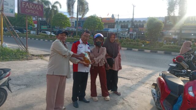 PWMOI Pelalawan Kolaborasi dengan Polsek Pangkalan Kerinci Berbagi Takjil