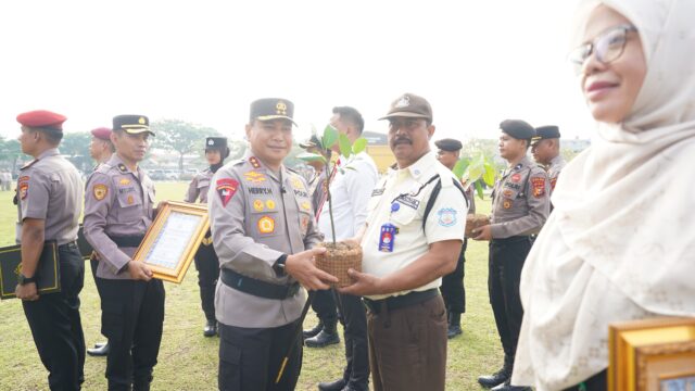 Berikan Penghargaan Kepada Satpam UIN Suska Riau yang Bantu Mahasiswi Korban Penusukan, Kapolda Riau: Perbuatan Terpuji yang Bisa Menginspirasi Masyarakat